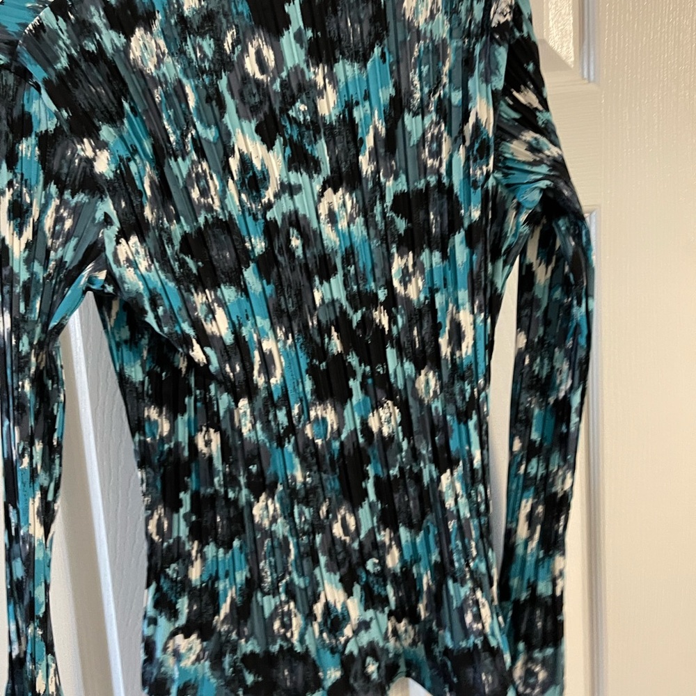 Beautiful long sleeve blouse. Button down front. Excellent condition - Picture 2 of 7